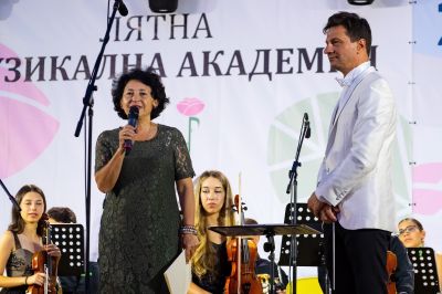 Вълшебен концерт на талантите от “Академия Роза“ зарадва жителите и гостите на град Шипка