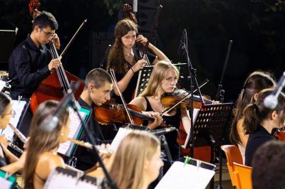 Вълшебен концерт на талантите от “Академия Роза“ зарадва жителите и гостите на град Шипка