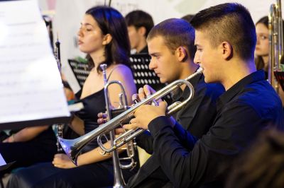 Вълшебен концерт на талантите от “Академия Роза“ зарадва жителите и гостите на град Шипка