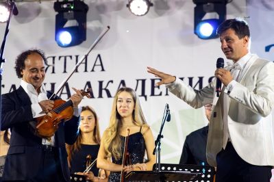 Вълшебен концерт на талантите от “Академия Роза“ зарадва жителите и гостите на град Шипка