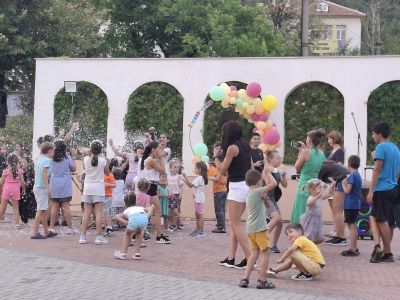 Забавни игри и много детски смях изпълниха площада в Шипка през втория ден от “Богородични празници 2024“ / Новини от Казанлък