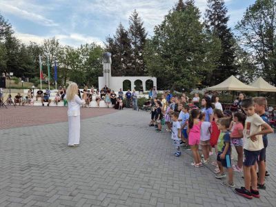 Забавни игри и много детски смях изпълниха площада в Шипка през втория ден от “Богородични празници 2024“