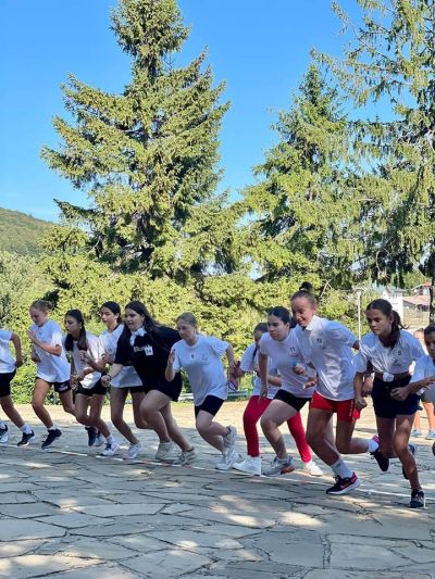 70 деца премериха сили в състезание по изкачване на стълбите към Паметника на свободата