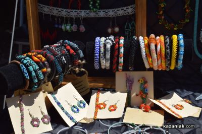 Летен базар в ЛХМ “Чудомир“ представя ювелирни изделия на казанлъшки творци