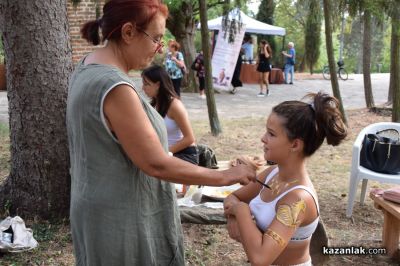 Местни художници и доброволци се включиха в бодиарт ателие край Тракийската гробница в Казанлък 