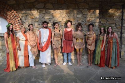 Местни художници и доброволци се включиха в бодиарт ателие край Тракийската гробница в Казанлък 