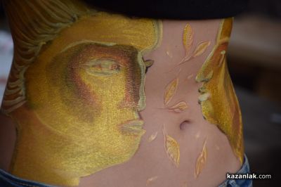 Местни художници и доброволци се включиха в бодиарт ателие край Тракийската гробница в Казанлък 