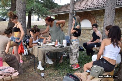 Местни художници и доброволци се включиха в бодиарт ателие край Тракийската гробница в Казанлък 