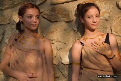 Местни художници и доброволци се включиха в бодиарт ателие край Тракийската гробница в Казанлък 