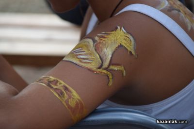 Местни художници и доброволци се включиха в бодиарт ателие край Тракийската гробница в Казанлък 