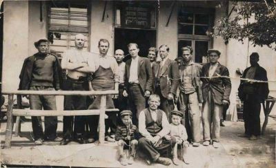 На мястото на сегашната табела „Казанлък“, навремето се издигал ханът на Рачо Ханджията