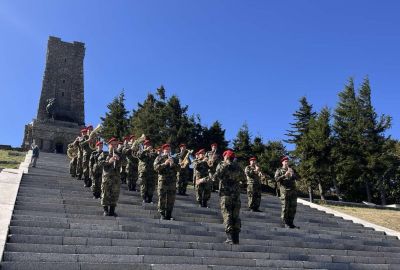 Военният духов оркестър на 61 механизирана бригада с концерт по случай 60-годишнината на националния химн / Новини от Казанлък