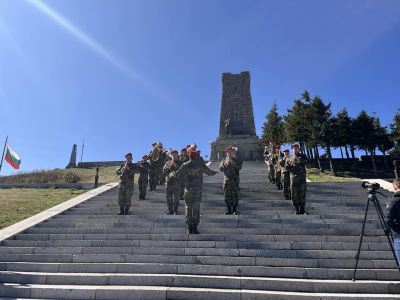 Военният духов оркестър на 61 механизирана бригада с концерт по случай 60-годишнината на националния химн