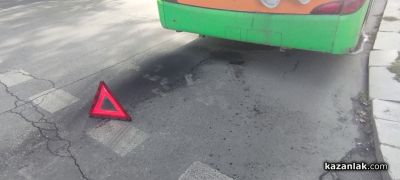 Автобус аварира в центъра на Казанлък 