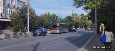 Автобус аварира в центъра на Казанлък 