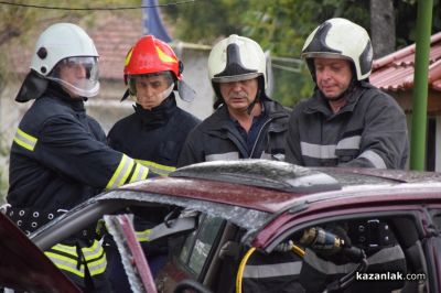 Зрелищни демонстрации и изложение на техника представиха огнеборците от РСПБЗН - Казанлък