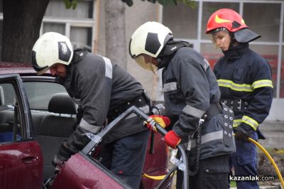 Зрелищни демонстрации и изложение на техника представиха огнеборците от РСПБЗН - Казанлък