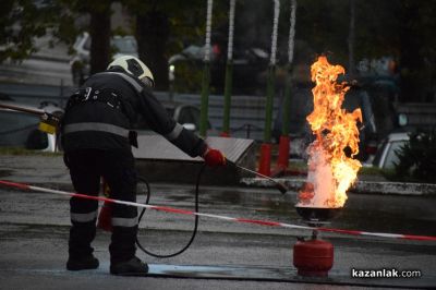 Зрелищни демонстрации и изложение на техника представиха огнеборците от РСПБЗН - Казанлък