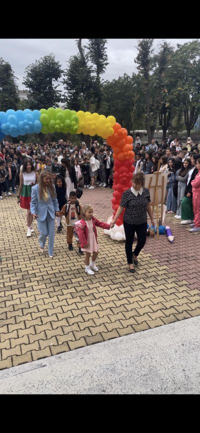 ОУ „Чудомир“ - Казанлък посрещна новата учебна година