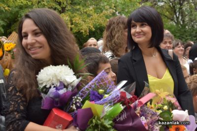 Училищният звънец в ОУ “Мати Болгария“ би за първи път за 78 първокласници 