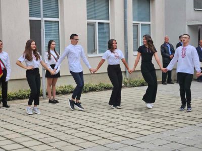 Първият учебен звънец удари за учениците от ППМГ „Никола Обрешков“