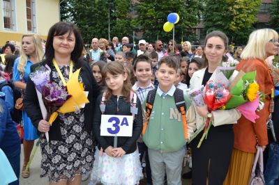 Три паралелки с 74 първокласници посрещна ОУ “Георги Кирков“ в Казанлък