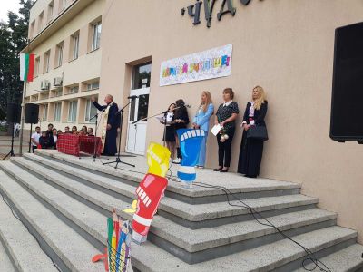 ОУ „Чудомир“ - Казанлък посрещна новата учебна година