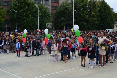 Три паралелки с 74 първокласници посрещна ОУ “Георги Кирков“ в Казанлък