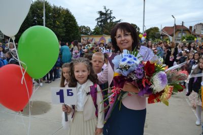 Три паралелки с 74 първокласници посрещна ОУ “Георги Кирков“ в Казанлък