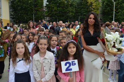 Три паралелки с 74 първокласници посрещна ОУ “Георги Кирков“ в Казанлък