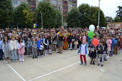 Три паралелки с 74 първокласници посрещна ОУ “Георги Кирков“ в Казанлък