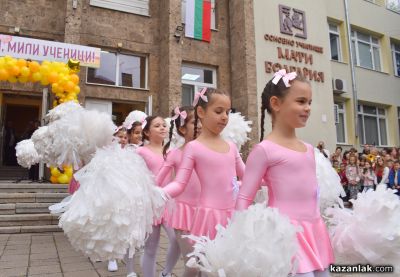 Училищният звънец в ОУ “Мати Болгария“ би за първи път за 78 първокласници 