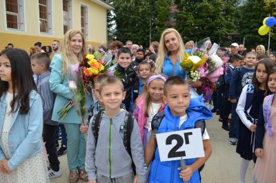 Три паралелки с 74 първокласници посрещна ОУ “Георги Кирков“ в Казанлък