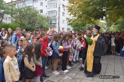 Училищният звънец в ОУ “Мати Болгария“ би за първи път за 78 първокласници 