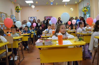 Три паралелки с 74 първокласници посрещна ОУ “Георги Кирков“ в Казанлък