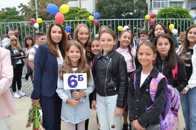 Три паралелки с 74 първокласници посрещна ОУ “Георги Кирков“ в Казанлък
