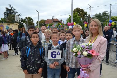 Три паралелки с 74 първокласници посрещна ОУ “Георги Кирков“ в Казанлък