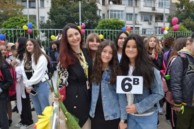 Три паралелки с 74 първокласници посрещна ОУ “Георги Кирков“ в Казанлък