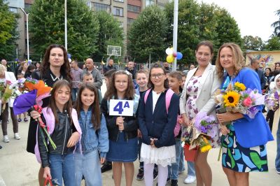 Три паралелки с 74 първокласници посрещна ОУ “Георги Кирков“ в Казанлък