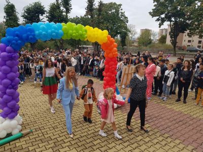 ОУ „Чудомир“ - Казанлък посрещна новата учебна година