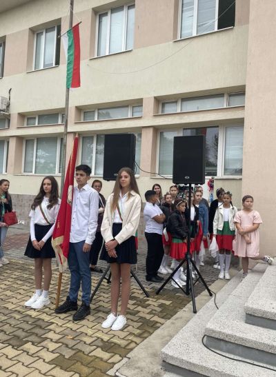 ОУ „Чудомир“ - Казанлък посрещна новата учебна година