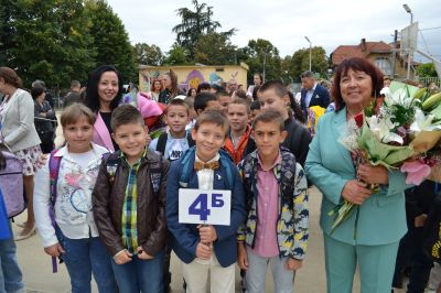 Три паралелки с 74 първокласници посрещна ОУ “Георги Кирков“ в Казанлък