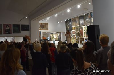 На бис: Десетки пяха вечни хитове с Мария Илиева в Галерията на Казанлък