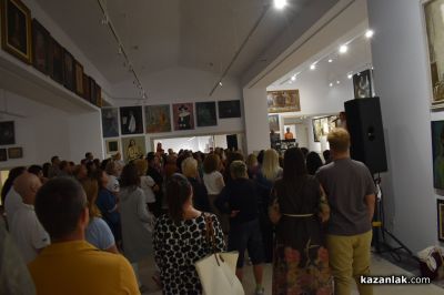 На бис: Десетки пяха вечни хитове с Мария Илиева в Галерията на Казанлък