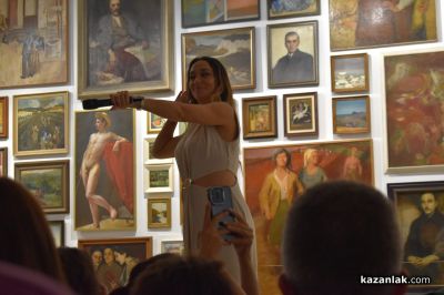 На бис: Десетки пяха вечни хитове с Мария Илиева в Галерията на Казанлък