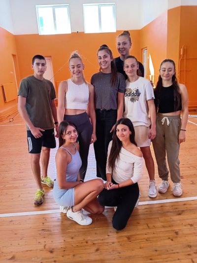 Днес учениците от ПХГ “Св. Св. Кирил и Методий“ отбелязаха Европейски ден на спорта в училище