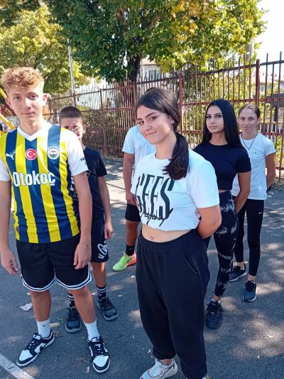 Днес учениците от ПХГ “Св. Св. Кирил и Методий“ отбелязаха Европейски ден на спорта в училище