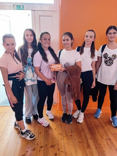 Днес учениците от ПХГ “Св. Св. Кирил и Методий“ отбелязаха Европейски ден на спорта в училище