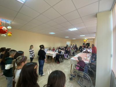 Третокласници от казанлъшкото ОУ “Чудомир” поздравиха живущите в Домовете №1 и №3 за Международния ден на възрастните хора