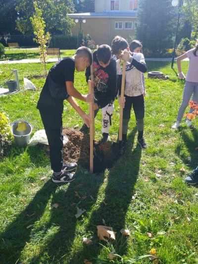 ОУ “Георги Кирков“ започна изпълнение по новия си проект “Моето любимо зелено еко кътче в училище“
